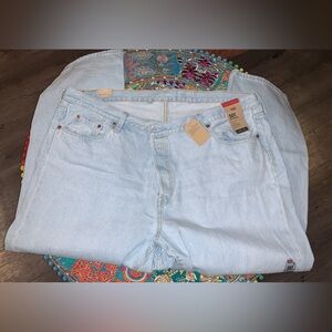 Levi's Women's Light Wash Boyfriend Jeans